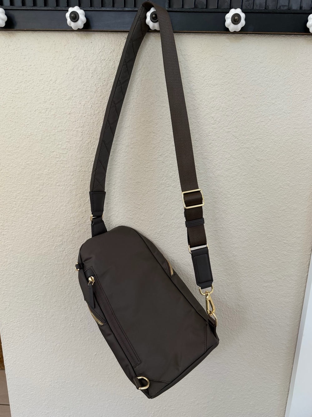 Tumi Voyager Anna Sling Bag. GUC. Brown with Gold Hardware - Picture 5 of 11